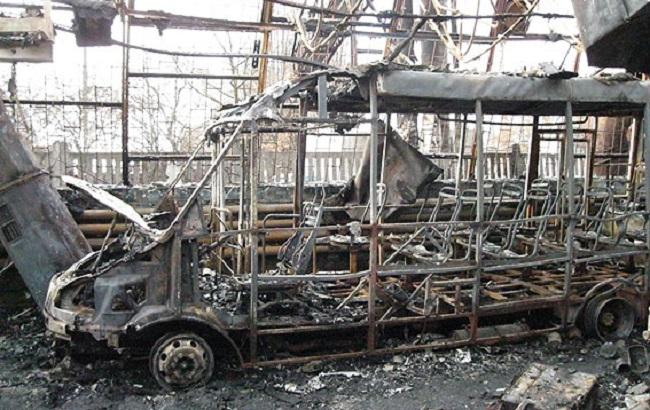 Поліція показала наслідки масштабної пожежі автопарку в Чернігові