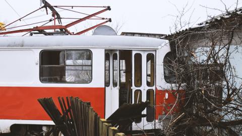 В окупованому Донецьку трамвай в'їхав у житловий будинок (фото)