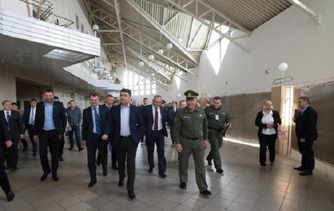 Гройсман во Львове пригрозил таможенникам увольнением, если не "наведут порядок"