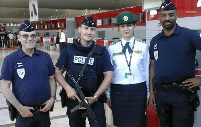Украинские пограничники в аэропортах Франции помогают оформлять фанов
