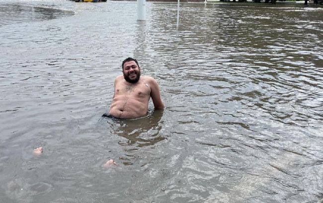 В Измаиле сильный ливень затопил город: мужчина нырял в воду перед мэрией (видео)