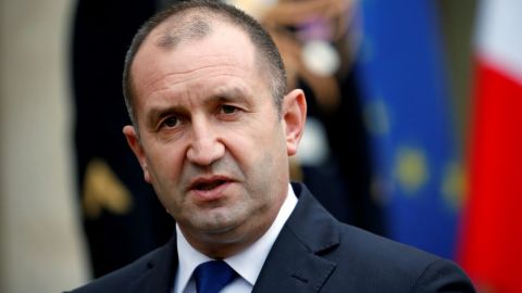 Президент Болгарии выступил против поставок оружия для Украины