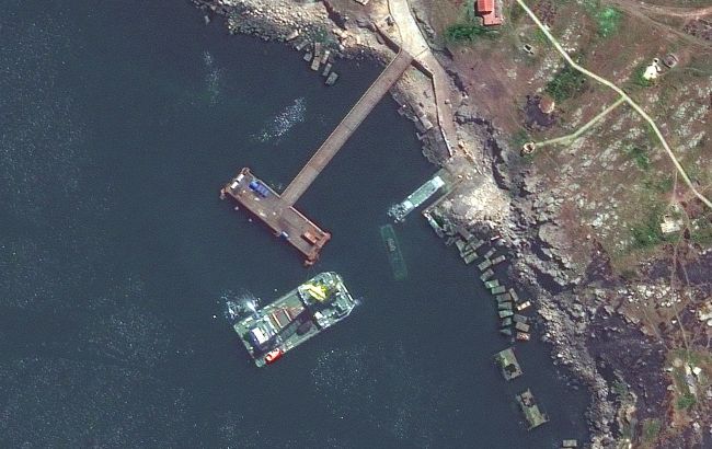 На спутниковых кадрах показали последствия атак ВСУ по силам РФ на острове Змеиный