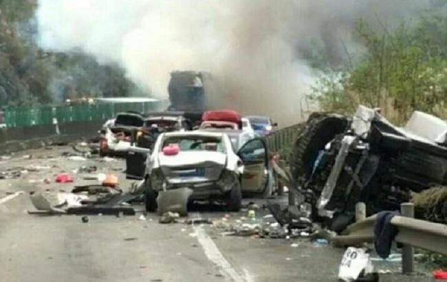 У Китаї в ДТП зіткнулося 19 автомобілів, є загиблі