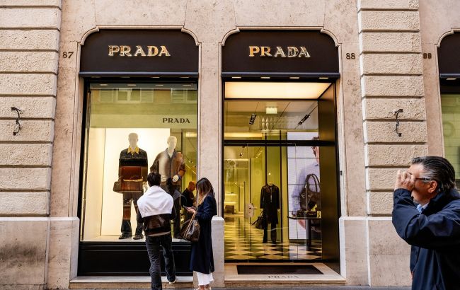 Историческая сделка: Prada покупает Versace за почти 1,4 миллиарда долларов