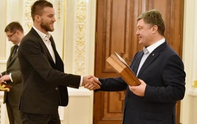 Підсилив склад: Порошенко роздав українським футболістам зброю