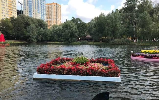 В одном из парков Киева появились плавающие клумбы
