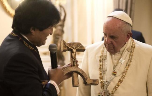 У Болівії Папі Римському подарували розп'яття у вигляді серпа і молота