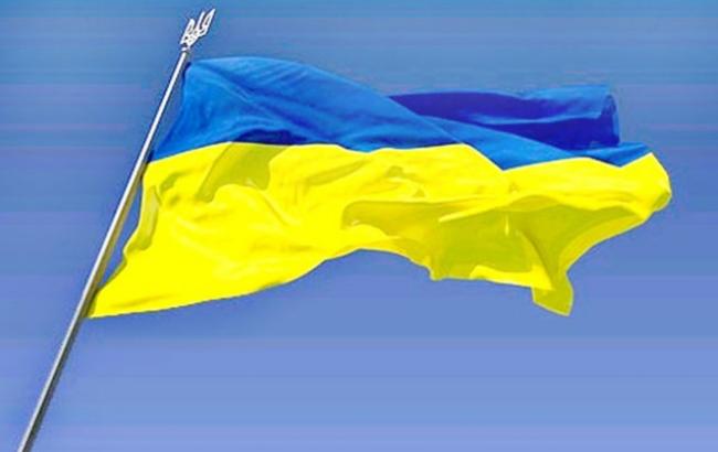 В одній з піцерій Києва «засікли» чоловіка, який топтав під столом український прапор