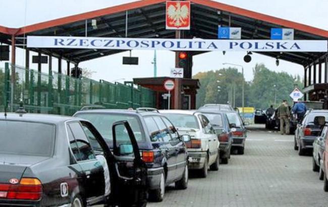 У чергах на кордоні з Польщею стоять понад 800 машин