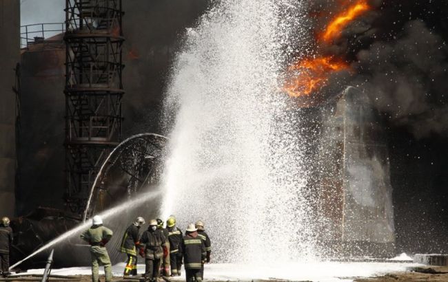 Тушение пожара на нефтебазе под Киевом продолжается, - ГСЧС