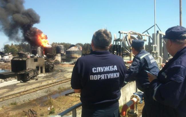 На нефтебазе в Киевской обл. продолжает гореть одна емкость с горючим, - мэр Василькова