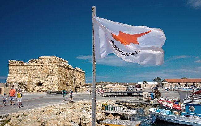 "Сволочи!" На Кипре детвора забросала россиян камнями (видео)