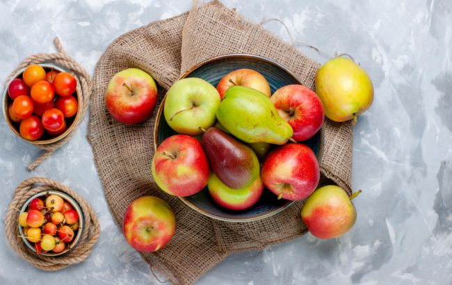 Вживання цього бюджетного фрукта допоможе захистити шкіру від старіння