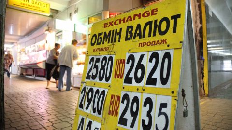 Ситуація на валютному ринку: попит населення на долари зростає