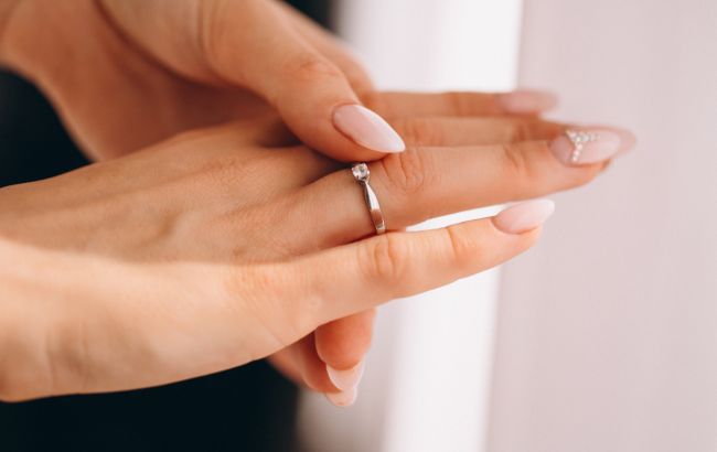 Каблучка стала великою? Чи справді змінюється розмір пальця при втраті ваги
