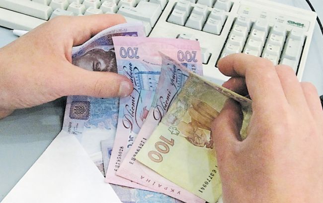 Середня зарплата в Україні в березні зросла на 335 гривні