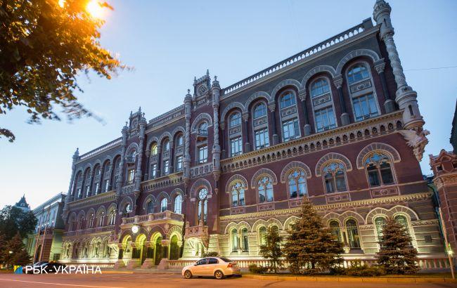 Ситуація на валютному ринку: НБУ збільшив продаж доларів із резервів у 1,5 рази