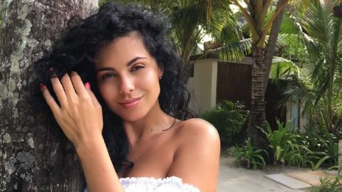 Богиня! Настя Каменських похвалилася ідеальною фігурою в смугастому купальнику