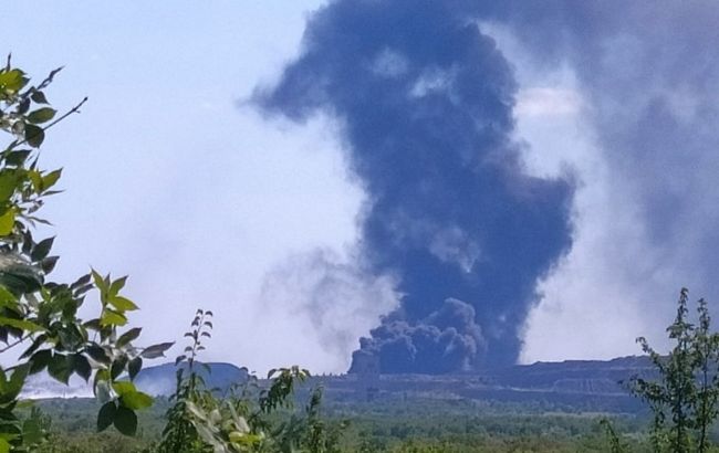 Возможно, горит нефтебаза: возле Донецка возник большой пожар