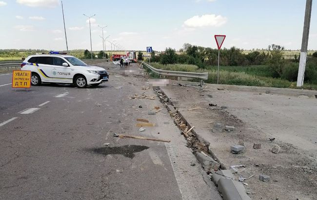 На Одеській трасі вантажівка на смерть збила двох пішоходів