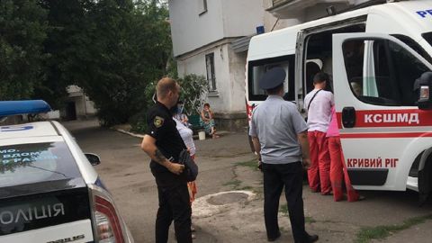 Немовля відвезли на "швидкій": у Кривому Розі у п'яної матері забрали двомісячну дитину