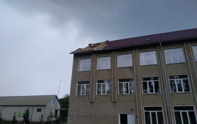 На Буковині пройшов ураган: зірваний дах школи і знеструмлені населені пункти