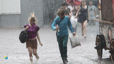 На заході України сильна злива. Є загроза паводків