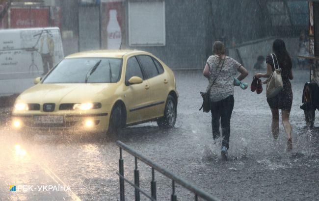Поваленные деревья, затопленные улицы и пострадавший мужчина: Житомир накрыла непогода