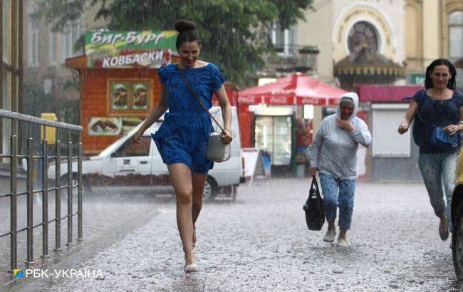 Зливи і шквали з градом в Україні потіснять спеку: де заливатиме