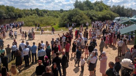 Велике хрещення під Рівним: біля річки зібралися сотні людей