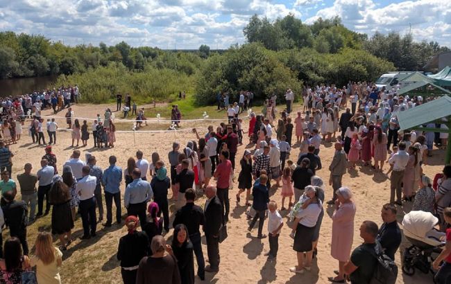 Большое крещение под Ровно: возле реки собрались сотни человек без масок