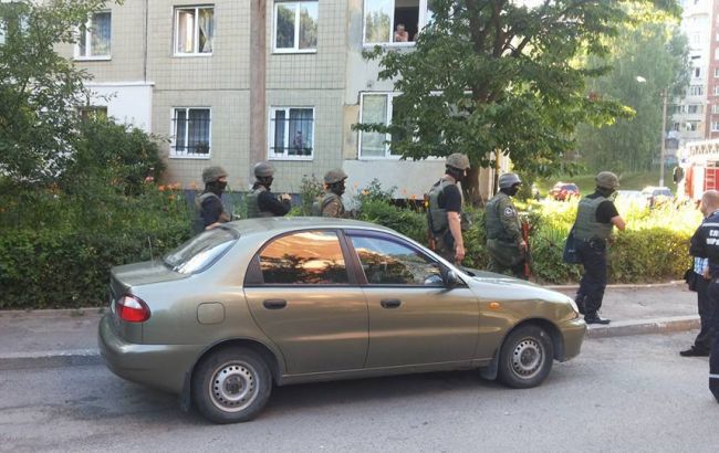 Во Львове силовики взяли штурмом квартиру, где удерживались нелегалы