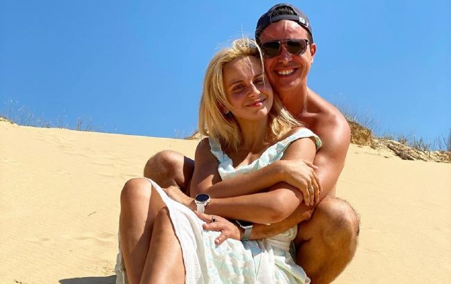 В объятиях любимого: Лилия Ребрик покорила романтикой в саду