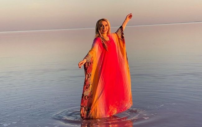 Біжить по хвилях: Ольга Сумська заворожила яскравими фото на березі рожевого озера