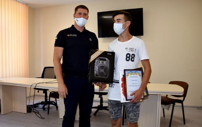 Спас тонувшего мужчину: под Одессой 15-летнего школьника наградили деньгами и ценным подарком