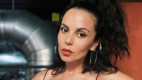 Свой маленький мир: Настя Каменских без макияжа очаровала уютным домашним кадром