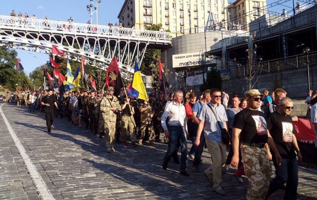 Участники съезда "Правого сектора" колонной направляются к Майдану