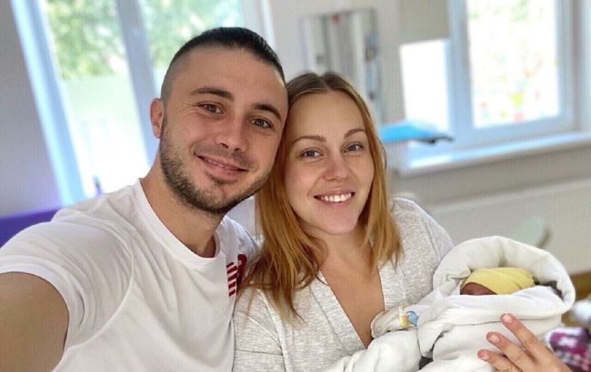 Уже дома: Тарас Тополя растрогал семейным фото с Alyosha и их новорожденной дочкой