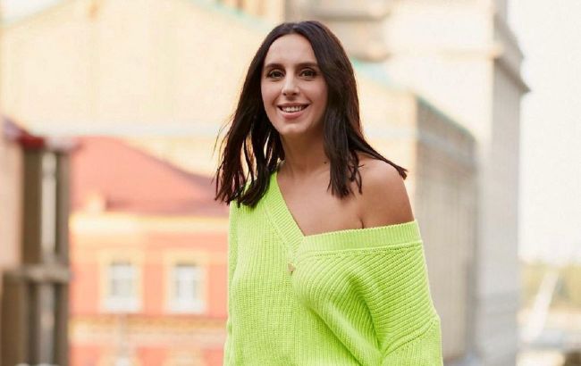 Сама чарівність: Джамала підкорила стильним повсякденним луком в платті в горох