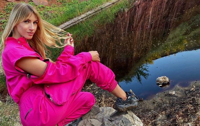 Принцеса Троєщини: Леся Нікітюк в яскравому спортивному луці викликала фурор в селі