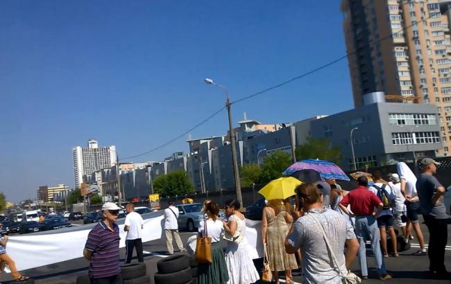 У Києві активісти перекрили Броварський проспект та палять шини