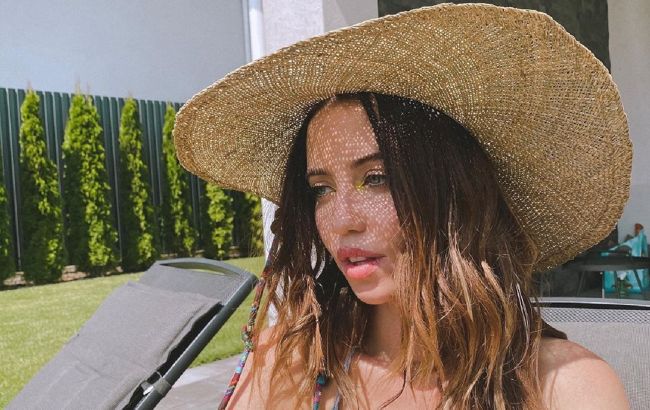 В купальнике и с цветами в волосах: Надя Дорофеева релаксирует на газоне