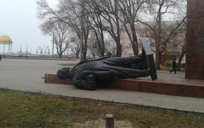 В центрі Бердянська невідомі знесли пам'ятник Леніну