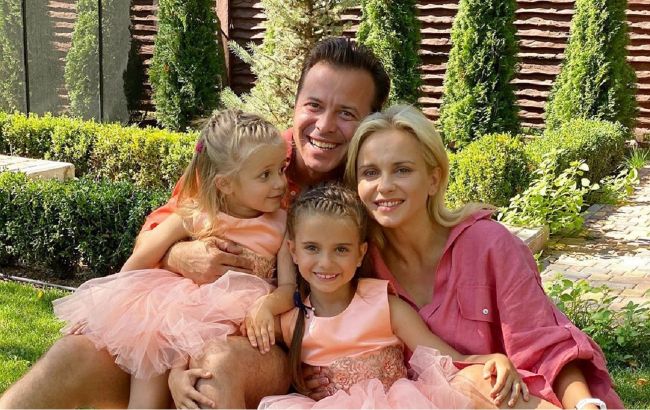 Позитивная семейка: Лилия Ребрик покорила забавным фото с мужем и дочерьми