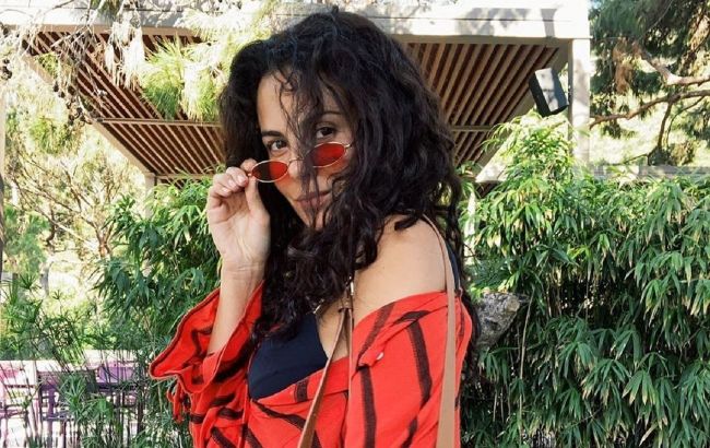 Настя Каменских в белом бикини похвасталась бесконечными ногами