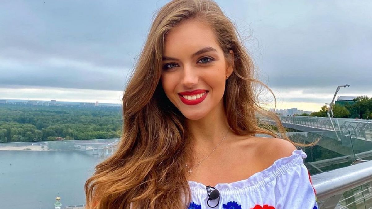 Жена Дмитрия Комарова восхитила точеной фигурой в романтичном наряде