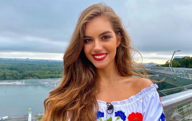 Дружина Дмитра Комарова захопила витонченою фігурою в романтичному вбранні