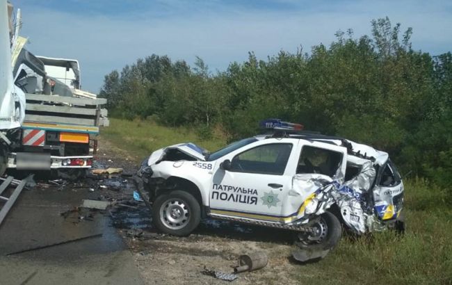 Вблизи Белой Церкви фура на скорости протаранила авто патрульной полиции