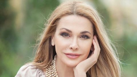 Українська красуня: Ольга Сумська у вишиванці заворожила колоритним осіннім фотосетом